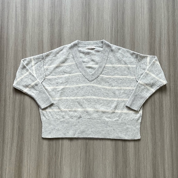 Moon & Madison Striped V-Neck Sweater Grey and White Small - Picture 1 of 9